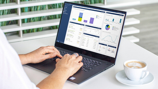 Verschiedene Diagramme eines Reportings sind auf einem Laptop mit easySoft 5 zu sehen