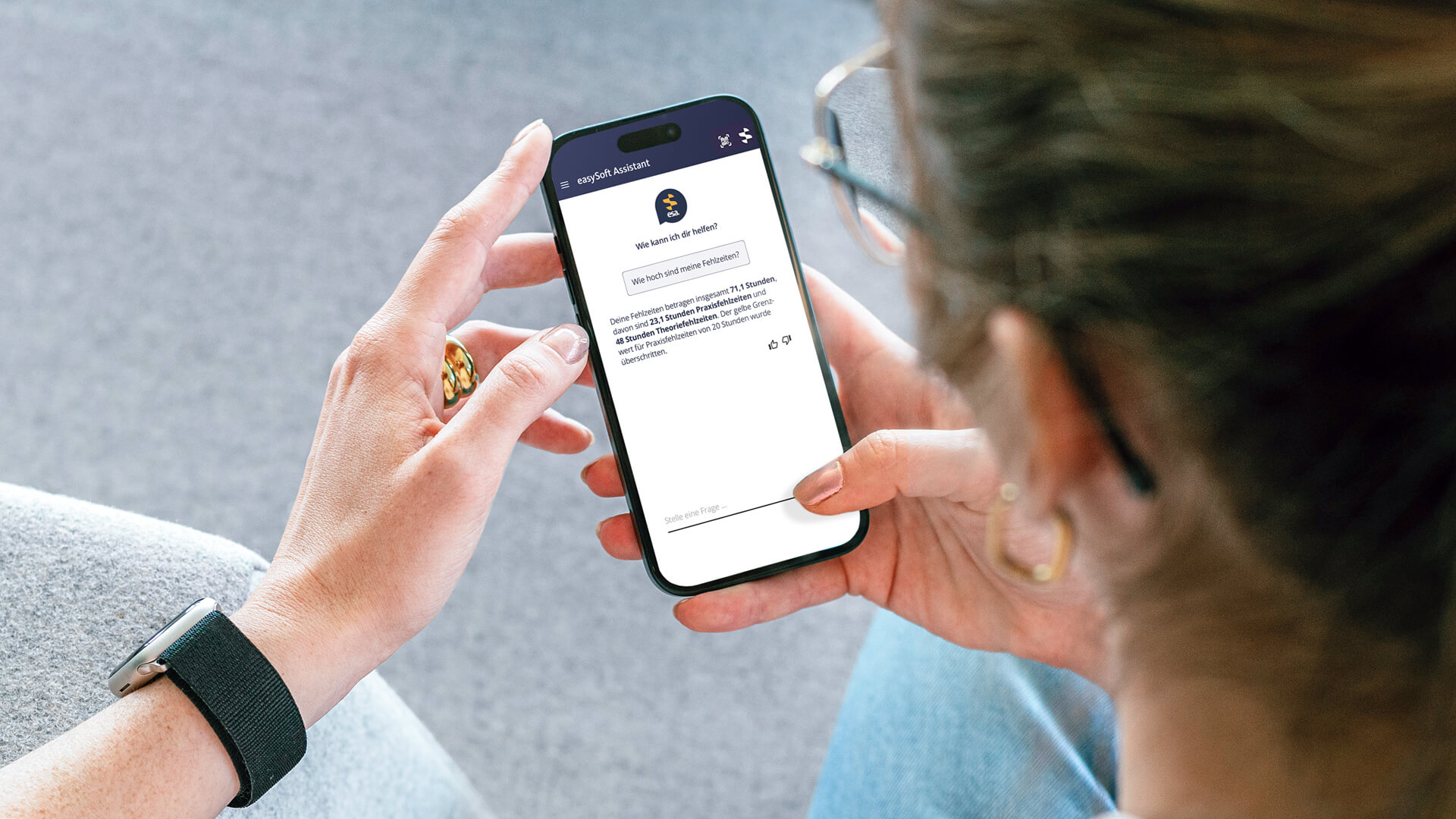 Eine Person bedient den Chatbot esa von easySoft auf dem Smartphone und stellt eine Frage zu ihrer Fortbildung.