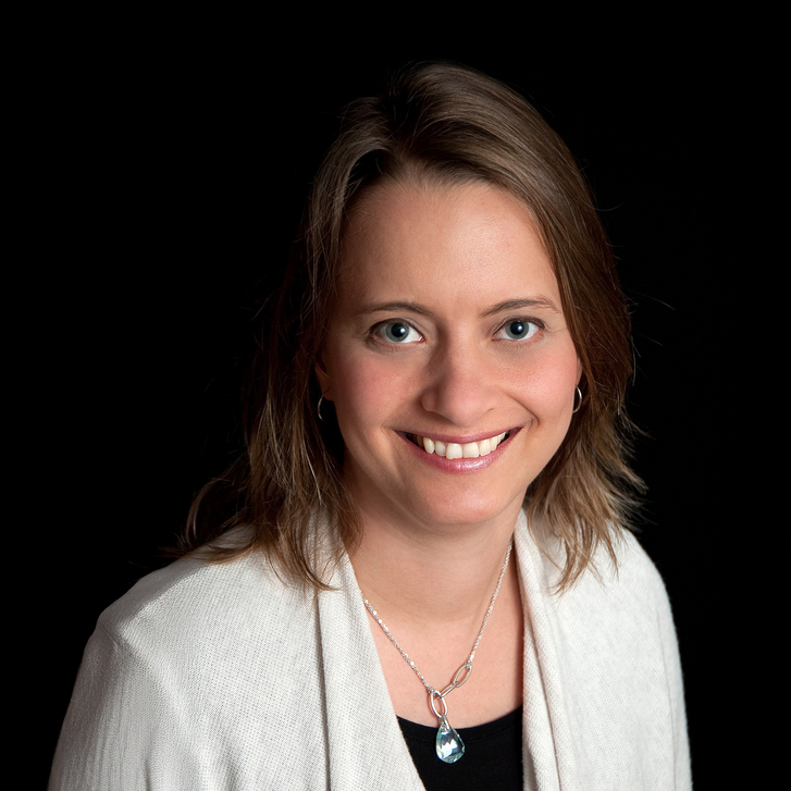 Portrait von Christina John, Mitarbeiterin des Referat Schulen und der IT-Abteilung der Hans-Weinberger-Akademie der AWO e.V.