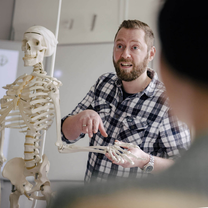 Portrait von Steven Herbst, Pflegepädagoge am Vinzenzkrankenhaus Hannover