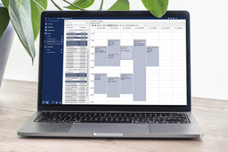Der Seminarplanung in easySoft 5 ist auf einem Laptop zu sehen