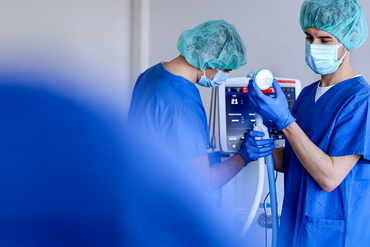 OP Personal bereitet ein Beatmungsgerät mit Virenfilter vor.