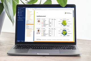 Eine Qualifikationsübersicht in easySoft 5 ist auf einem Laptop zu sehen